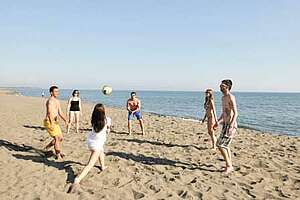 Beach Volleyball am Strand von Malta Schüler Jugendliche Strand Malta Sprachreise Freizeit