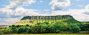 Table Mountain Sligo großer Berg blauer Himmel Grün Irland