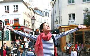 Schülerin auf Sprachreise in Paris Paris Montmatre Schüler glücklich frei Frankreich Sprachreisen