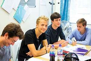Englische Sprachreise für Schüler Schüler Unterricht Sprachreise Englisch Jungs vier Stifte Zettel lernen