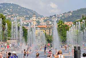 Nizza Frankreich Sprachreisen Brunnen Sommer Innenstadt Wasser Besucher Erwachsene Kinder