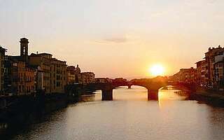 Florenz Italien Sprachreise Fluss Sonnenaufgang Brücke