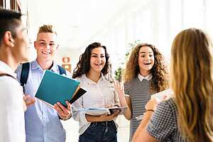 High School Aufenthalt - Surprise Programm USA oder England Schüler Freunde High School Aufenthalt Klassenraum Schule Unterricht