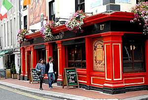 Schülersprachreisen Dublin Irland Sprachreise Dublin Irland Englisch lernen Pub rot Straße