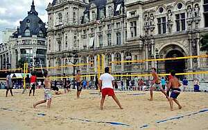 Ausflug zum Strand von Paris Plage du Paris Beach Volleyball Sommer Frankreich