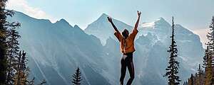 Sprachreise für Erwachsene nach Kanada Kanada Berge Frau Wandern Sprachreise Ausflug Freude Himmel Sonne