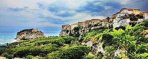 Sprachreisen nach Kalabrien in Italien Kalabrien Tropea Küste Haus Landschaft