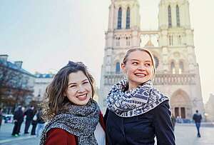 Sprachreisen für Erwachsene nach Frankreich Frauen zwei Frankreich Paris Sprachreise Französisch Notre Dame