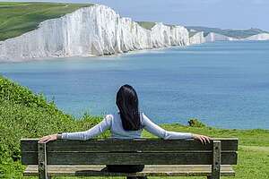Sprachreise für Schüler nach Eastbourne Eastbourne England Schülerin Küste Seven Sisters Sprachreise Meer