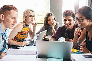 High School Aufenthalte für Schüler in England, den USA oder Australien Schüler Lerngruppe Tisch Laptop High School Auslandsjahr Privatschulen
