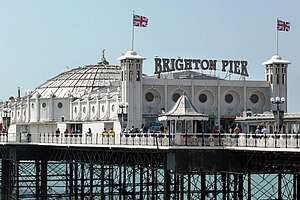 Ausflug nach Brighton auf deiner Sprachreise nach Bournemouth Brighton England Pier Sprachreise Ausflug Schüler Steg Meer Flaggen
