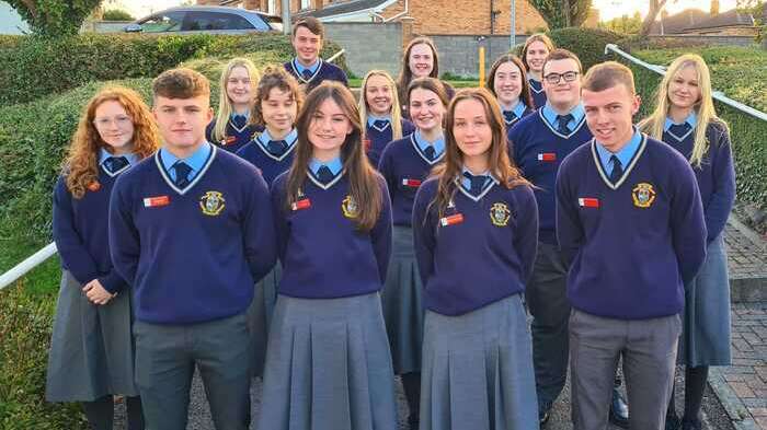 Portmarnock Community School Schüler und Lehrerin Gruppenfoto 