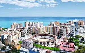 Skyline von Málaga mit Steirkampfarena Malaga Spanien Skyline Stierkampfarena Meer Himmel Panorama