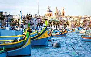 Tagesausflug nach Valletta auf einer Sprachreise für Schüler nach St. Paul's Bay Malta Hafen Valletta Meer Boote Sommer