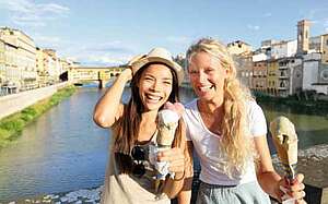Zwei Sprachschüler auf Sprachreise in Florenz, Italien Florenz Italien Boot Fluss Eis essen Schüler Spaß Sprachreise