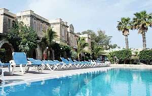 Sprachreise für Schüler nach St. Julian's auf Malta Sprachreise Schüler Malta Pool Englisch Campus Liegestühle