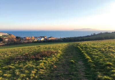Blick aufs Meer in Weymouth blaues Meer Wiese Hügel Weymouth England