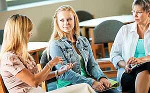 Unterricht auf einer College Sprachreise nach Brighton in England Schüler lernen Englisch England Brighton Lehrerin