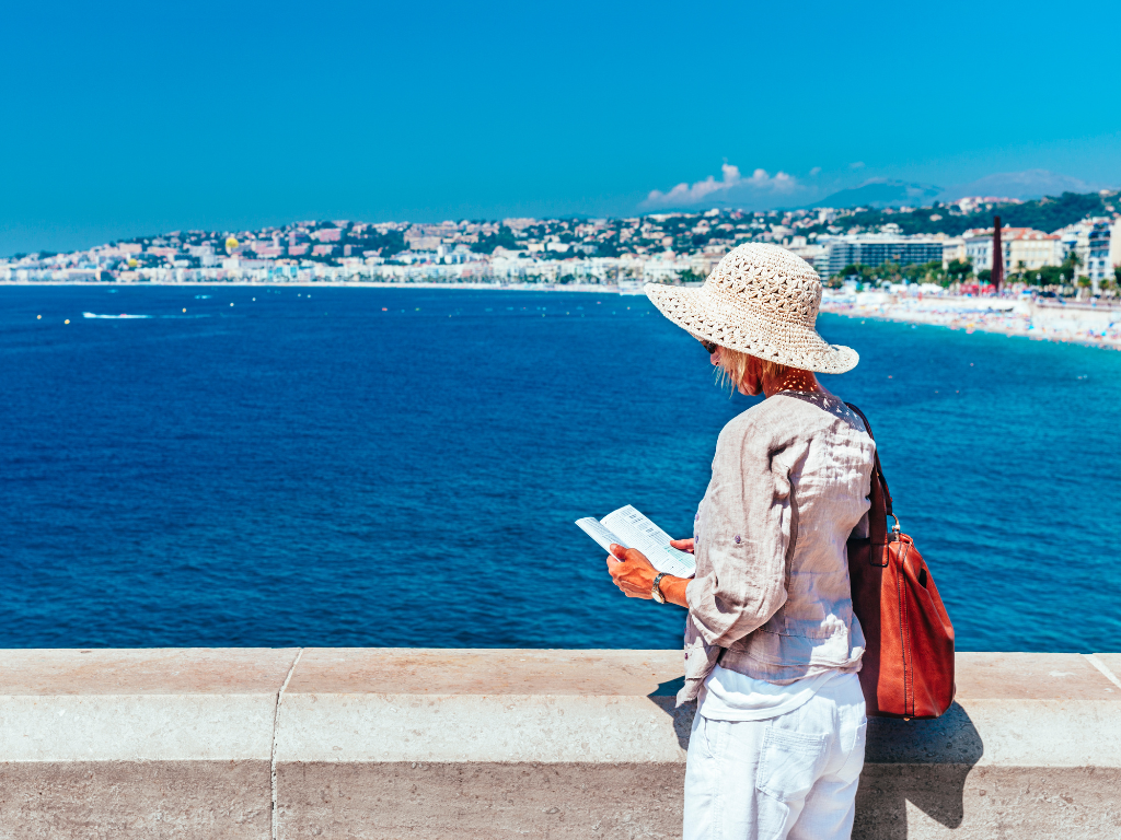 Entdecken Sie die Stränden von Nizza, Frankreich mit iSt Sprachreisen 